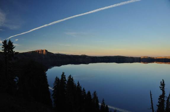 Fantástico entardecer no Crater Lake, no sul do Oregon, estado da costa oeste dos Estados Unidos